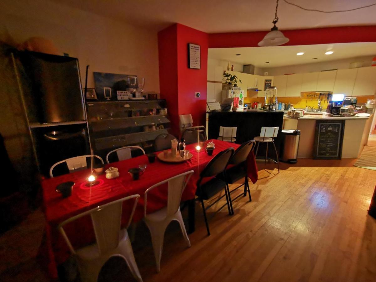 Pied-A-Terre Mont-Royal Hostel Montreal Bagian luar foto