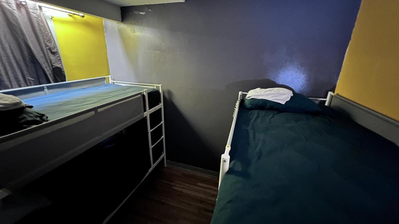 Pied-A-Terre Mont-Royal Hostel Montreal Bagian luar foto