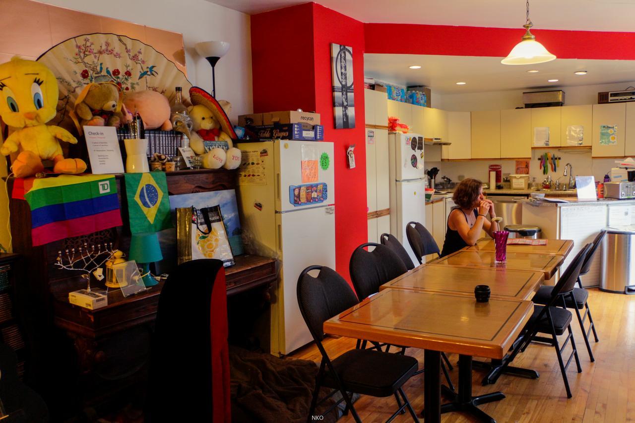Pied-A-Terre Mont-Royal Hostel Montreal Bagian luar foto