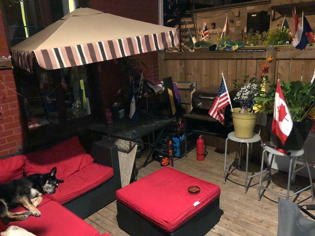 Pied-A-Terre Mont-Royal Hostel Montreal Bagian luar foto